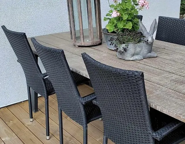 Mysigt Hus I Liten By Naera Havet