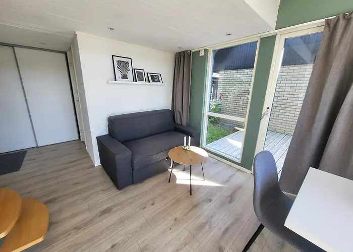 Cozy Tiny House With Private Patio, Malmoe
